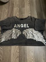 Qısa qollu crop t-shirt - Rəng: tünd boz/qaralmış effektli - Ön — Melek — Şəxsi əşyalar