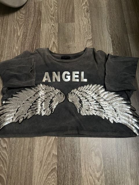 Qısa qollu crop t-shirt - Rəng: tünd boz/qaralmış effektli - Ön — Bakı