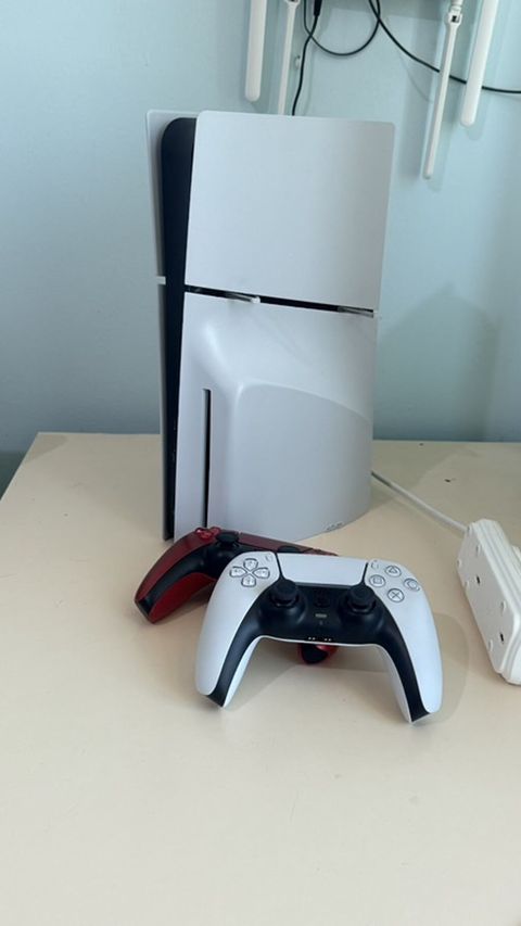 PlayStation 5 (diskli versiya) oyun konsolu Xüsusiyyətlər: - Disk — Bakı