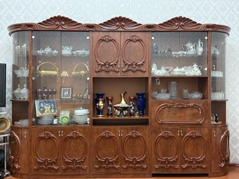 Klassik üslubda iri vitrin-divan qonaq otağı üçün — Bakı