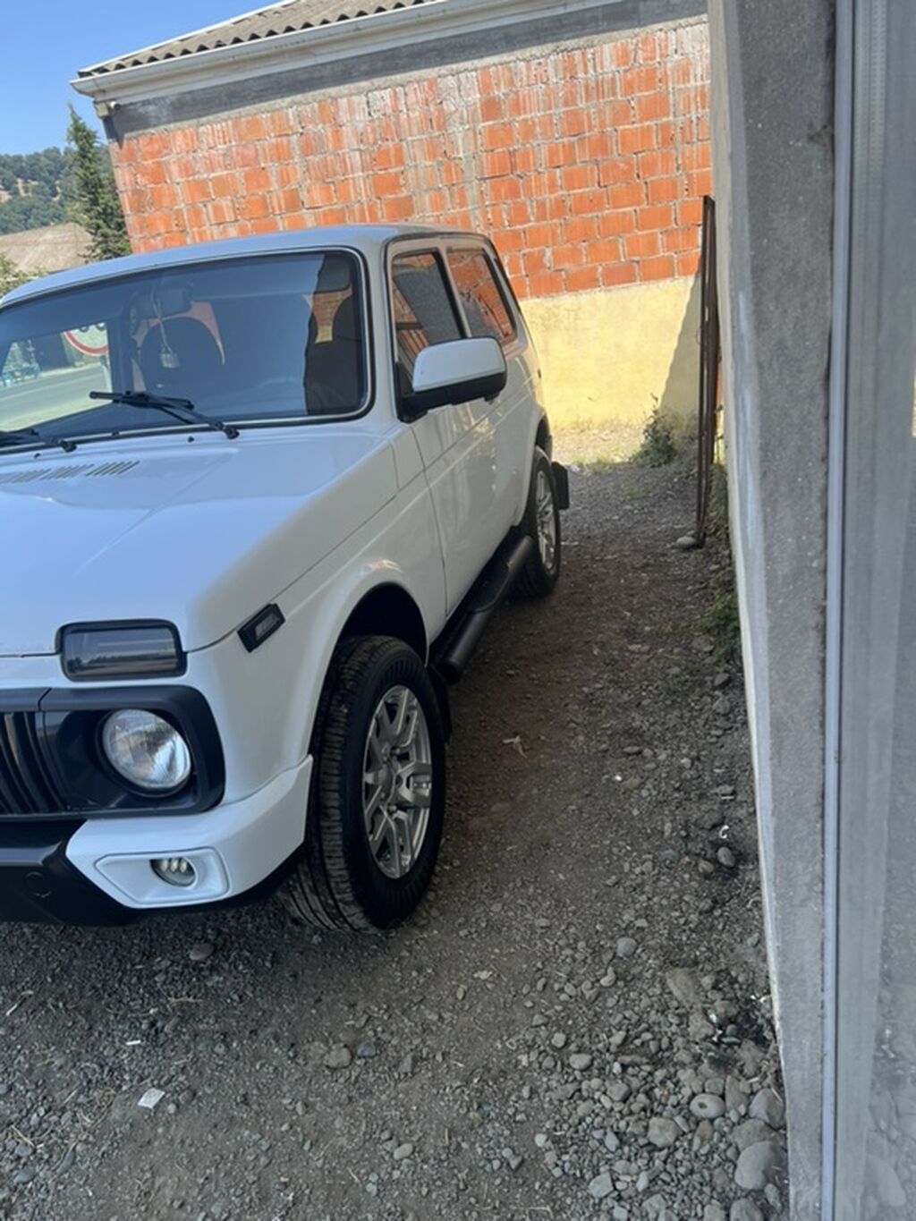 VAZ Lada Niva 3 qapılı, ağ rəngli off-road SUV - Kuzov: kompakt 3 — Avto, Ağsu (3)