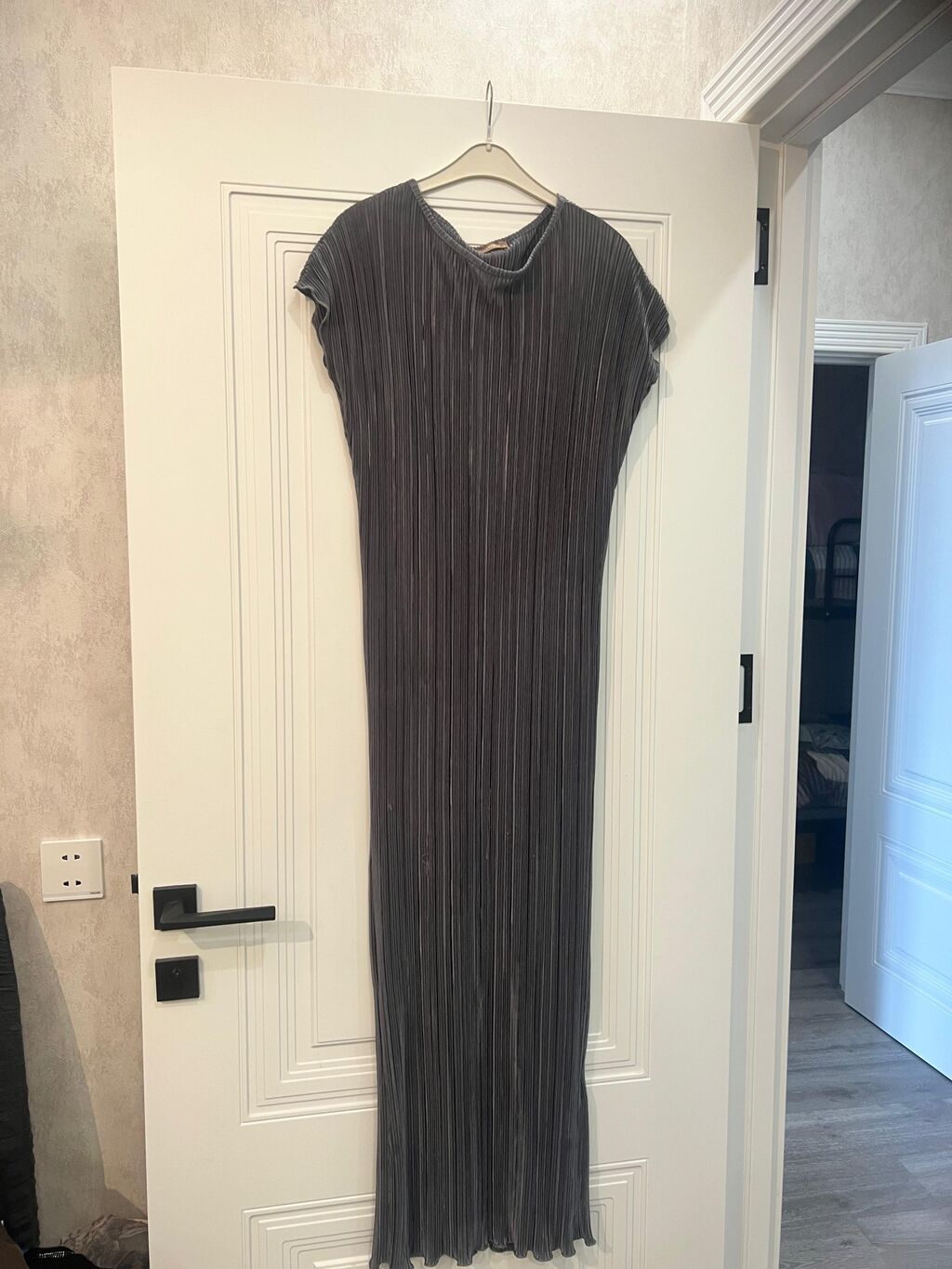 Qara-boz rəngdə, metalik parıltılı pliseli maxi don. Xüsusiyyətlər — Şəxsi əşyalar, Mehdiabad (3)