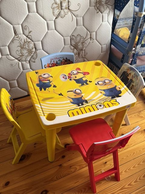 Uşaq üçün masa-stul dəsti - Dizayn: Minions temalı, parlaq sarı-ağ — Xırdalan
