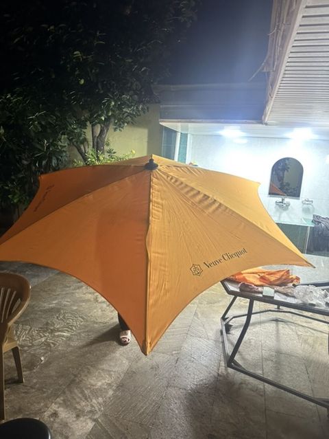 Veuve Clicquot brendli terras/bağ çətiri Salam yenidir istifadə — Mehdiabad