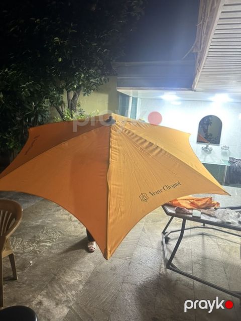 Veuve Clicquot brendli terras/bağ çətiri Salam yenidir istifadə — Mehdiabad