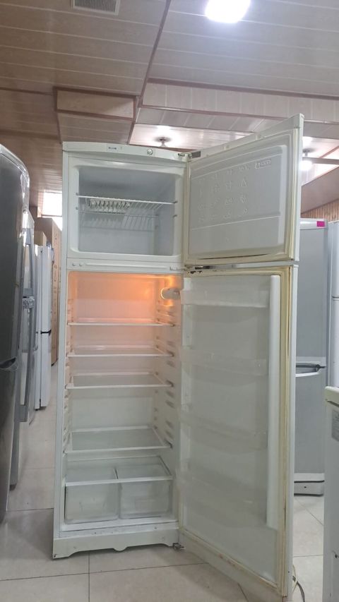 Ikon dondurucu ilə iki qapılı soyuducu - Üst bölmədə ayrıca — Digah
