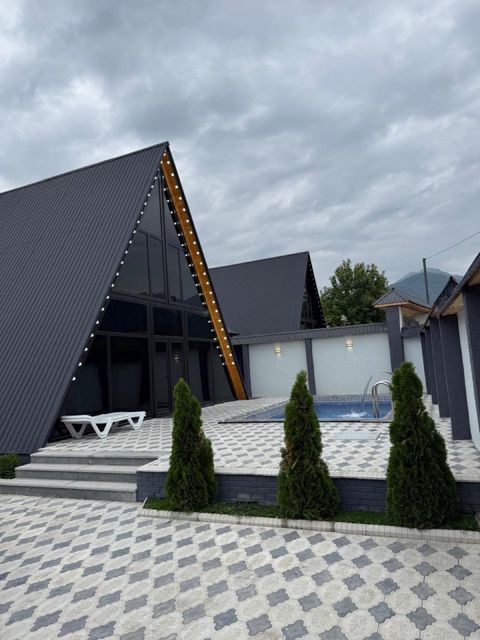 Bağ evi kirayə verilir, Qəbələ r — Qəbələ