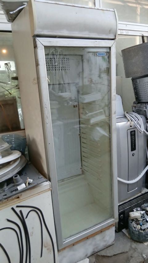 Vitrin soyuducu – şüşə qapılı, tək kameralı model. Ölçülər: eni 60 sm — Bakı