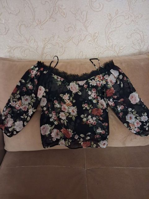 Qara fon üzərində güllü şifon bluz - Material: Yüngül, şəffaf şifon — Bakı