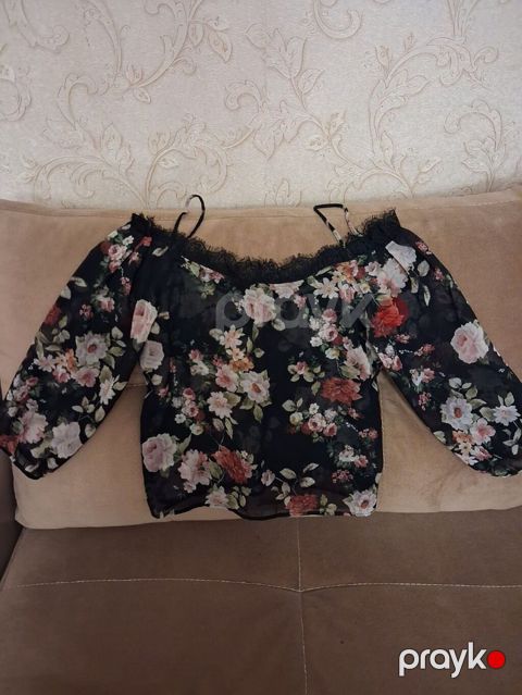 Qara fon üzərində güllü şifon bluz - Material: Yüngül, şəffaf şifon — Bakı