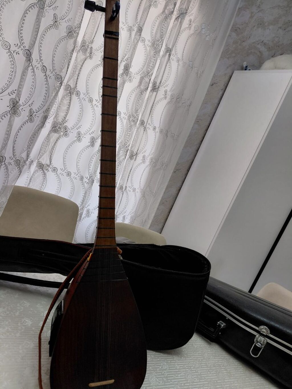 Elektrikləşdirilmiş saz (elektro-saz) – yumurta formalı korpus, uzun — Mallar, Bakı (2)