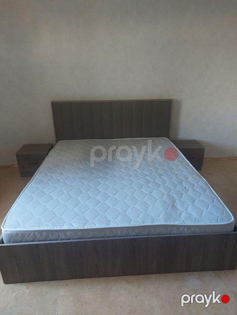 Yataq + 2 kamod. Birlikdə satılır 300 azn. Matrasla birlikdə verilir