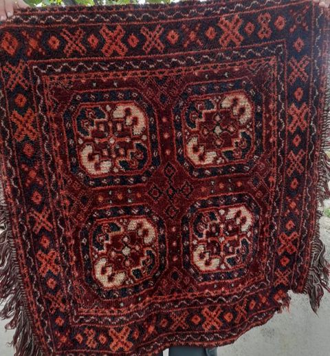 Qədimi naxışlara malik əl toxuması xalça — Bakı