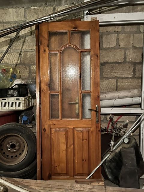 Taxta şüşəli qapı - Material: təbii taxta (laklı səth, ağac naxışlı) — Quba