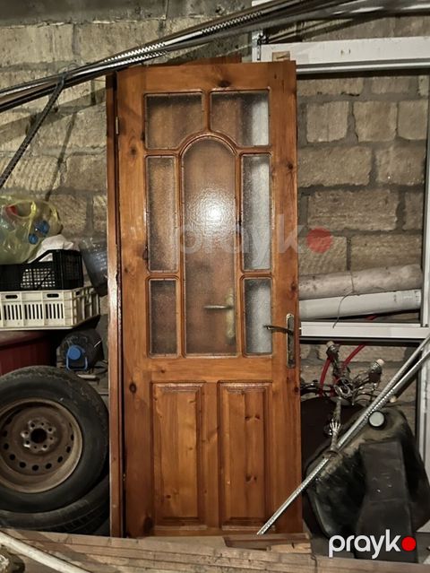 Taxta şüşəli qapı - Material: təbii taxta (laklı səth, ağac naxışlı)