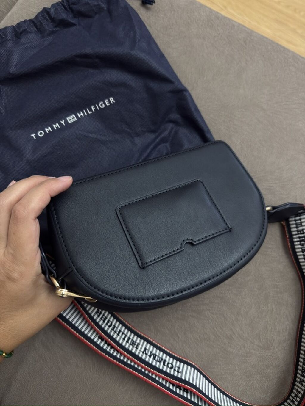 Tommy Hilfiger çanta Tünd göy rəngdədir yaxşı vəziyyətdədir çexolu var — Çantalar, Bakı (2)