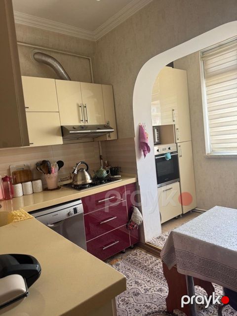 Satılır 4 otaqlı köhnə tikili 120 m²