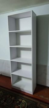 Ağ rəngli, minimalist dizaynlı rəf/kitab şkafı. - 6 bölməli (5 açıq — mebel