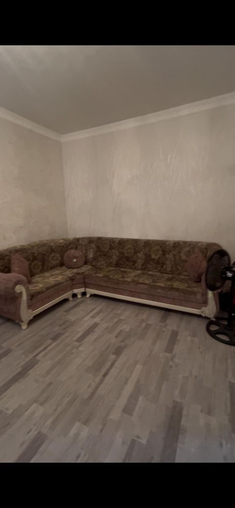 Künc divan satılır satılır. Qiyməti 350 manat. Ünvan Həzi — Bakı