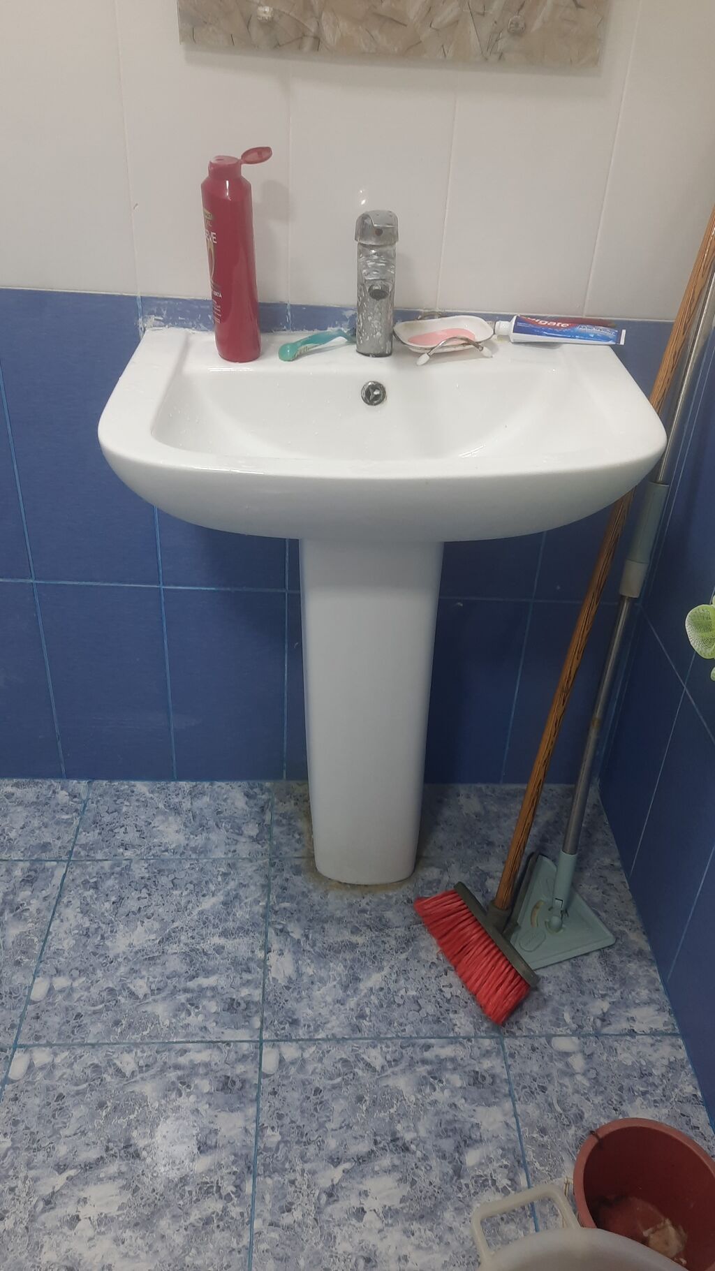 Ağ keramika pedestal əl-yuma lavabosu - Material: parlaq keramika — Santexnika, Digah
