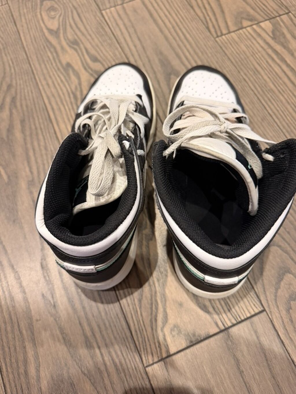 Nike Air Jordan 1 Mid – qara/ağ rəng sxemi, nane-yaşıl Swoosh və Wings — Şəxsi əşyalar, Bakı (3)