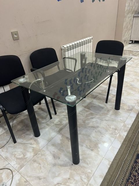 Şüşə stol - Material: qalın temperli şüşə üstlük, metal konstruksiya — Bakı
