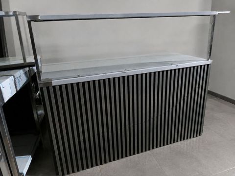 Paslanmaz poladdan vitrinli satış dəzgahı alt polkalı Material — Bakı