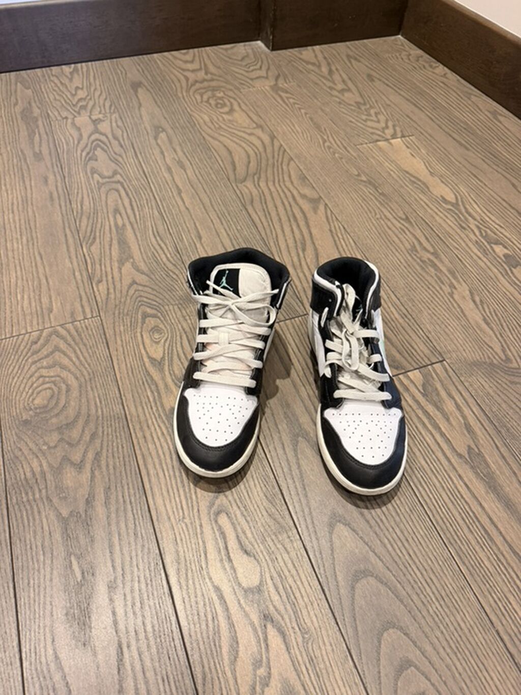 Nike Air Jordan 1 Mid – qara/ağ rəng sxemi, nane-yaşıl Swoosh və Wings — Şəxsi əşyalar, Bakı (2)