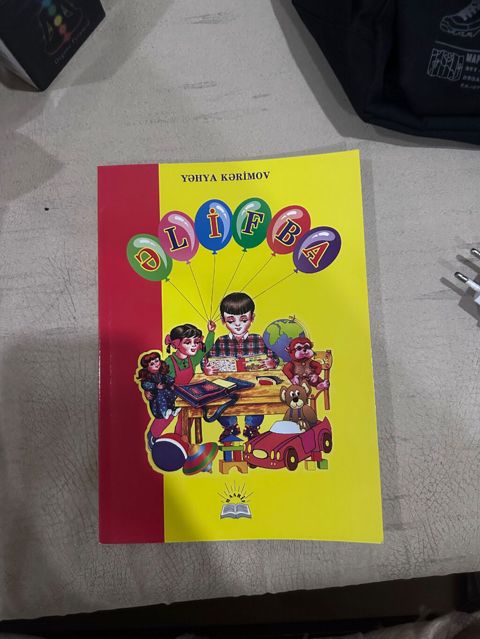 Kitab yenidir köhnə illərə aid əlifba kitabı. Əzik cızıq yoxdur. Yəhya — Bakı