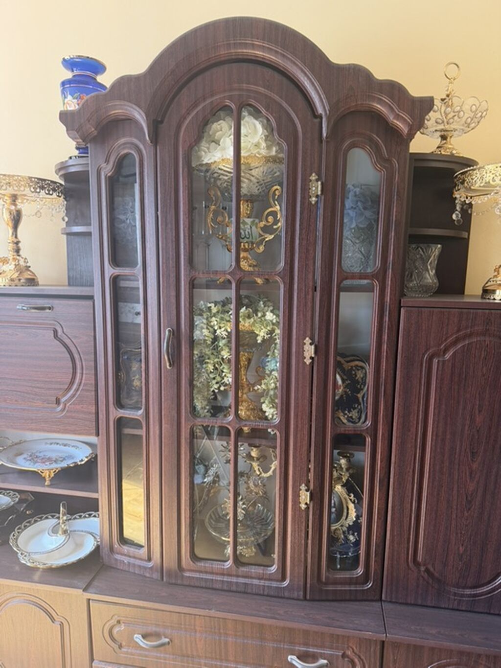 Klassik üslubda qonaq otağı üçün böyük vitrindən ibarət divar mebeli — Mebel, Gəncə (2)