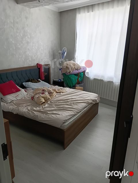 Ev sarayda yerləşir. Mənzildə konditsaner, kombi sistemi, otaqlarda