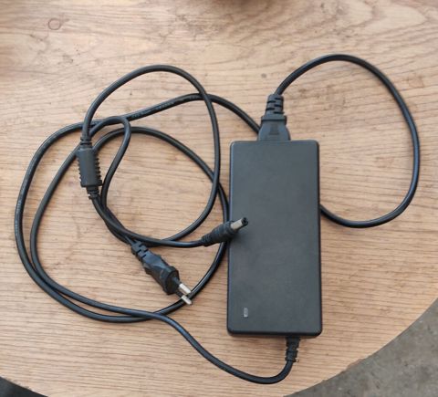 Universal DC adapter/şəbəkə blokı - Giriş: 100–240V, 50/60Hz (EU iki — Bakı