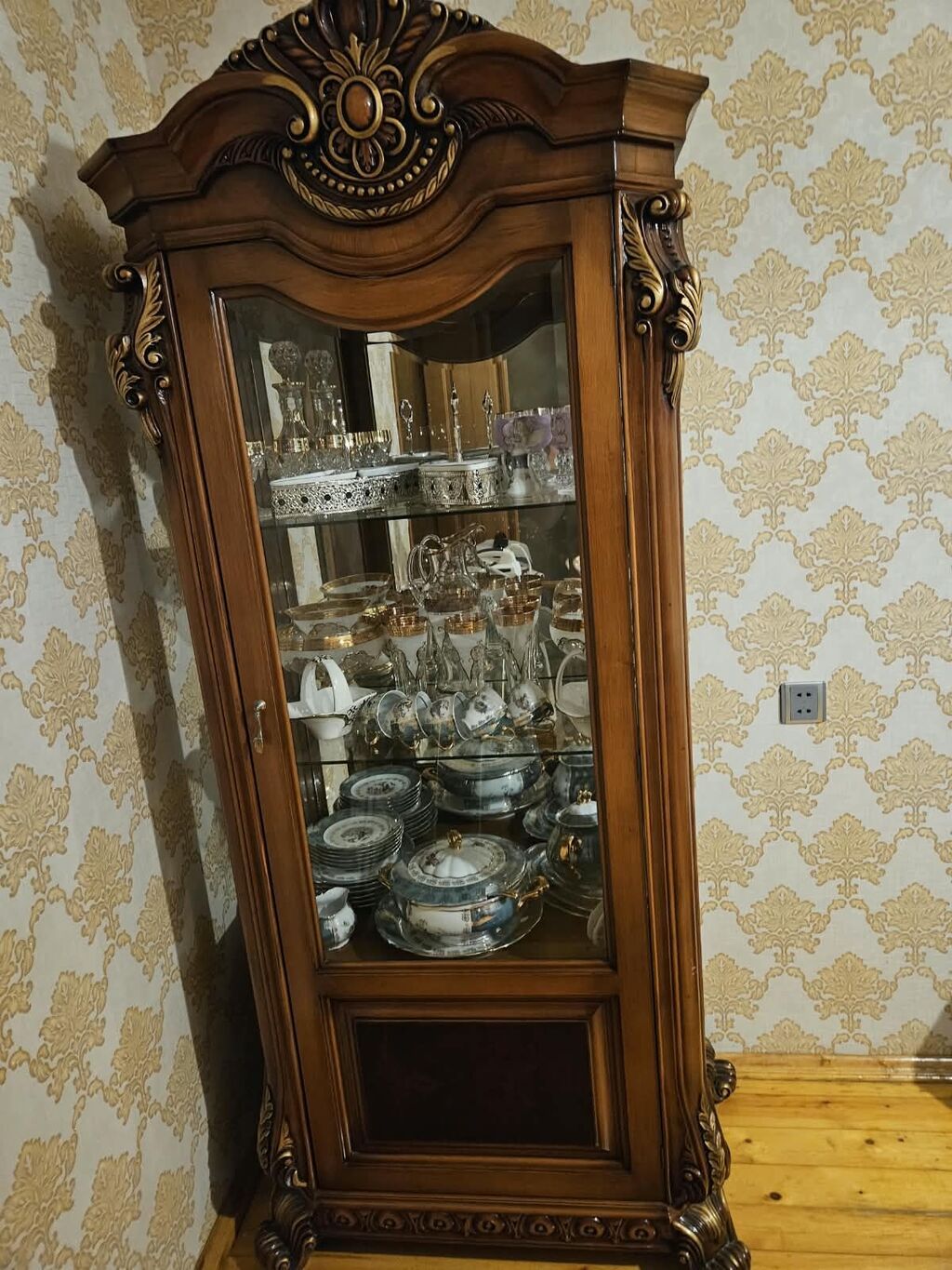 Klassik üslubda vitrin şkaf - Material: təbii ağac (qoz rəngində), əl — Biznes və avadanlıq, Bakı