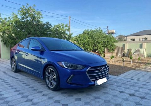 Hyundai Elantra sedan – parlaq mavi rəngdə, şəhər və tras üçün — Sanqaçal