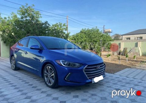 Hyundai Elantra sedan – parlaq mavi rəngdə, şəhər və tras üçün