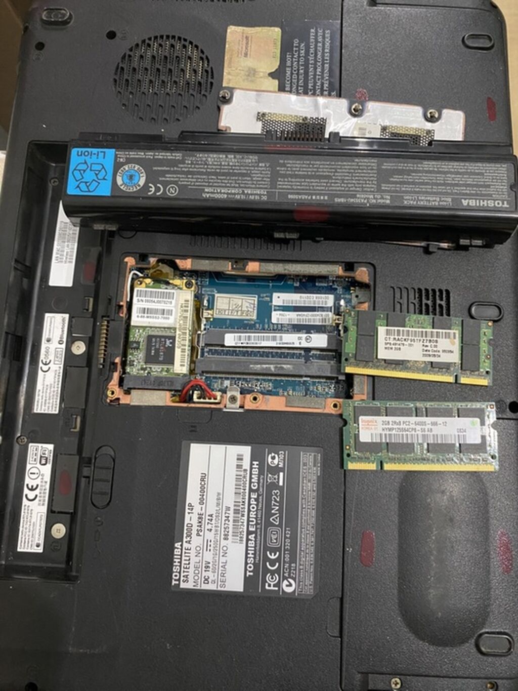 Toshiba noutbuk. Tək ekranı sınıqdı. Bütün ehtiyat hissələrini üstündə — Elektronika, Bakı (3)