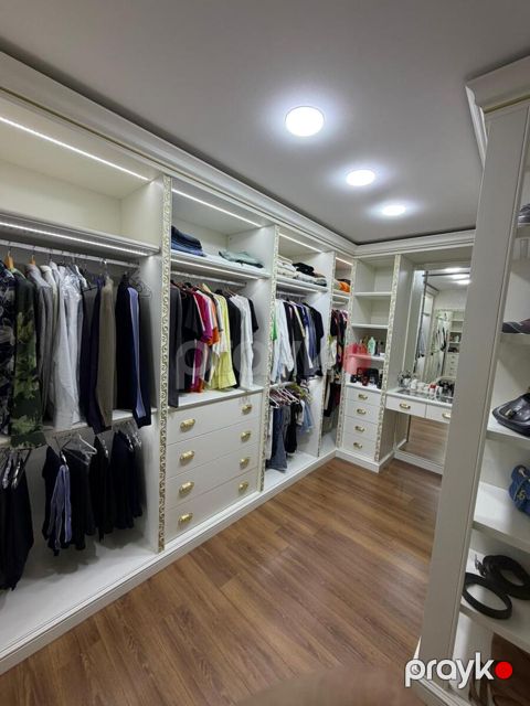 Satılır 4 otaqlı köhnə tikili 213 m²