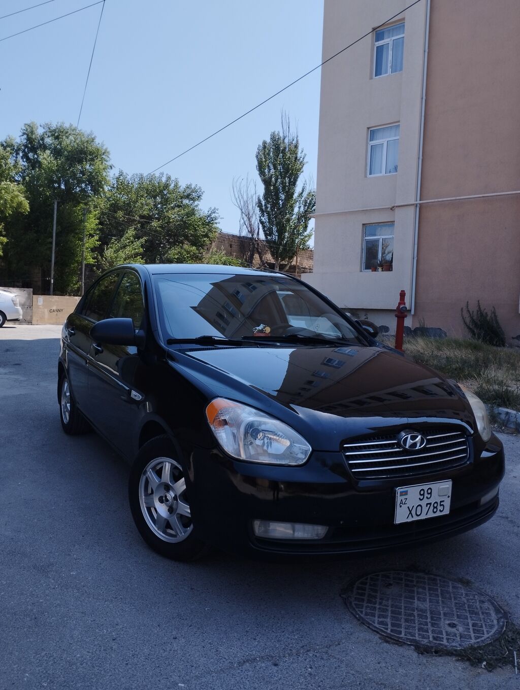 Hyundai Accent sedan kuzalı avtomobil təqdim olunur. Avtomobil qara — Avto, Digah