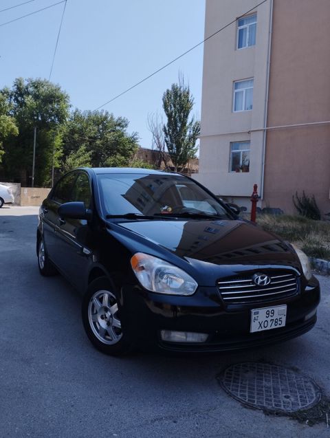 Hyundai Accent sedan kuzalı avtomobil təqdim olunur. Avtomobil qara — Digah