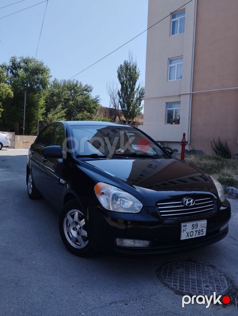 Hyundai Accent sedan kuzalı avtomobil təqdim olunur. Avtomobil qara