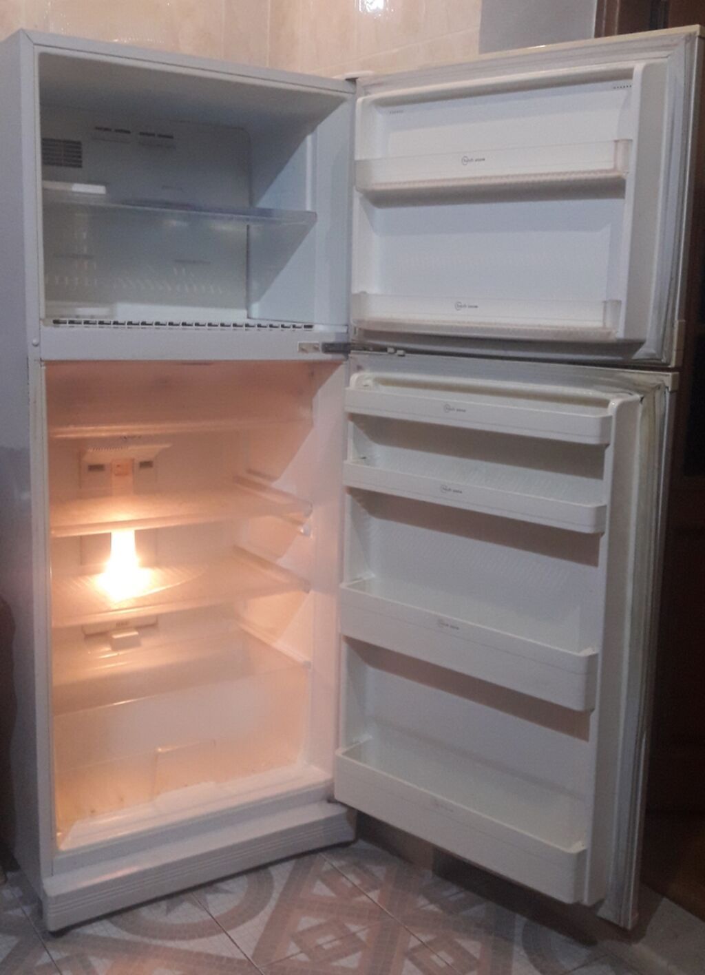 Daewoo soyuducu. Birinci əldən öz soyuducumuzdur. Yaxşı işləyir, içi — Soyuducular, Bakı (3)