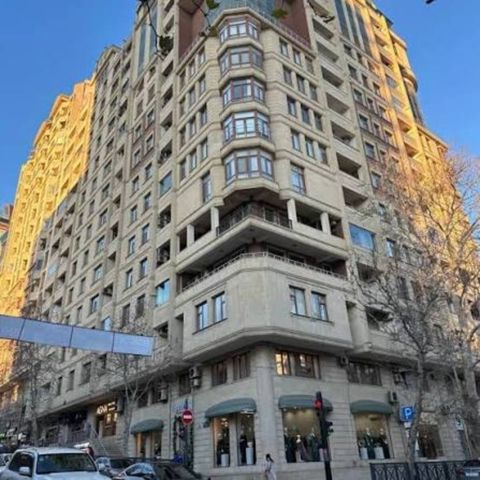 Satılır 4 otaqlı yeni tikili 300 m² — Bakı