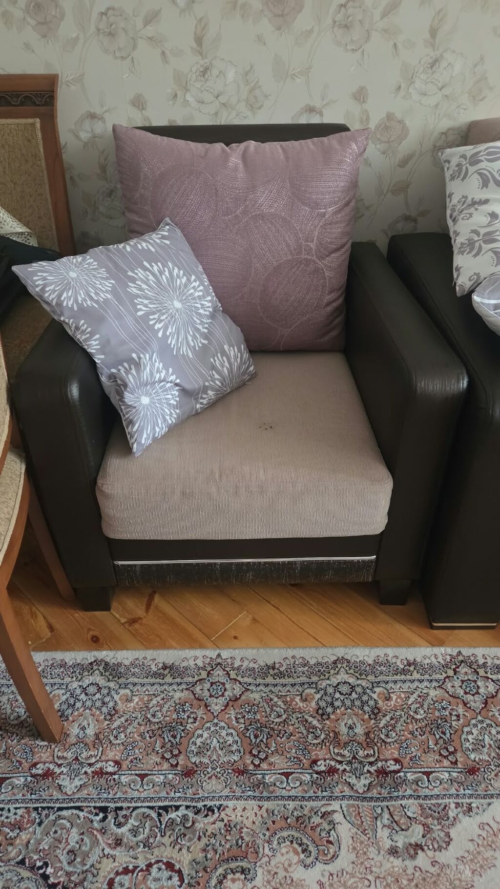 Divan kreslo Bellona mebelden alinib 1 qolunda cuzi difekti var acilan — Mebel, Bakı (6)