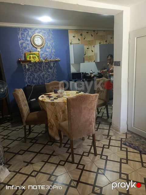 Satılır 2 otaqlı köhnə tikili 81 m²
