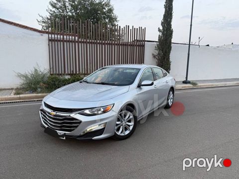 Chevrolet Malibu – gümüş rəngli, geniş və komfortlu sedan