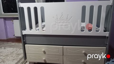 Uşaq beşiyi – taxta konstruksiyalı, boz-ağ rəng gamında - Model: yan
