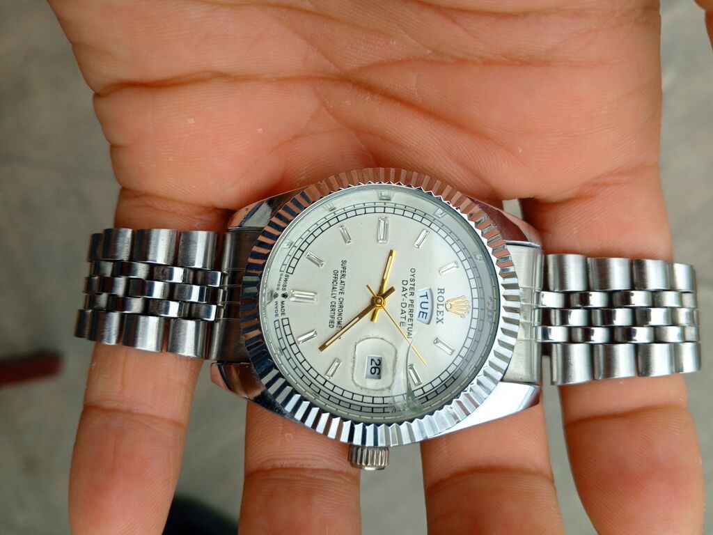 Saat: Rolex Oyster Perpetual Day‑Date stili, gümüşü tonlarda — Qol saatları, Saray