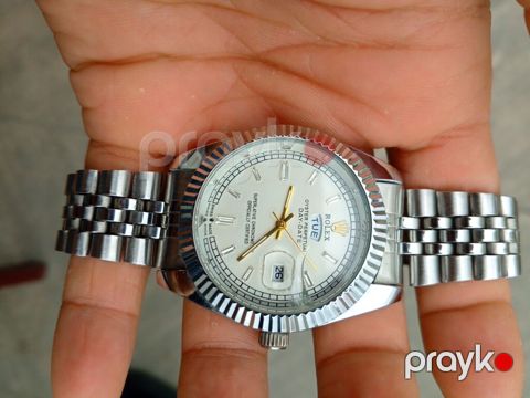 Saat: Rolex Oyster Perpetual Day‑Date stili, gümüşü tonlarda