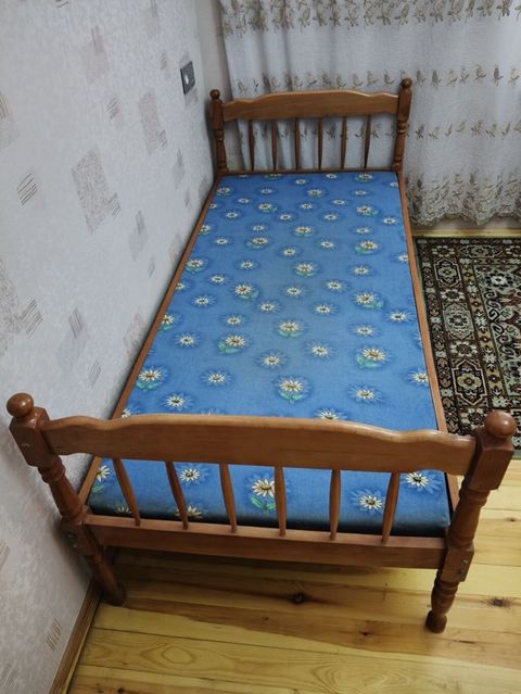 Taxta tək neferlik çarpayı.2 ededdi biri 60 m ikisi 120 man istesenız — Qazax