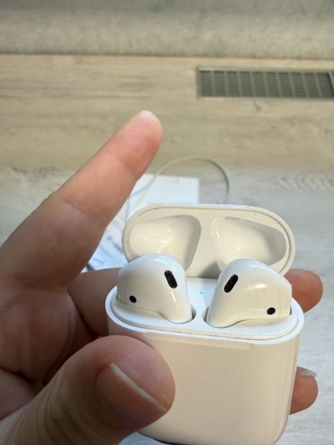 Isleyir originaldir, teze versiyasi alinib deye satilir airpods 2 — Bakı